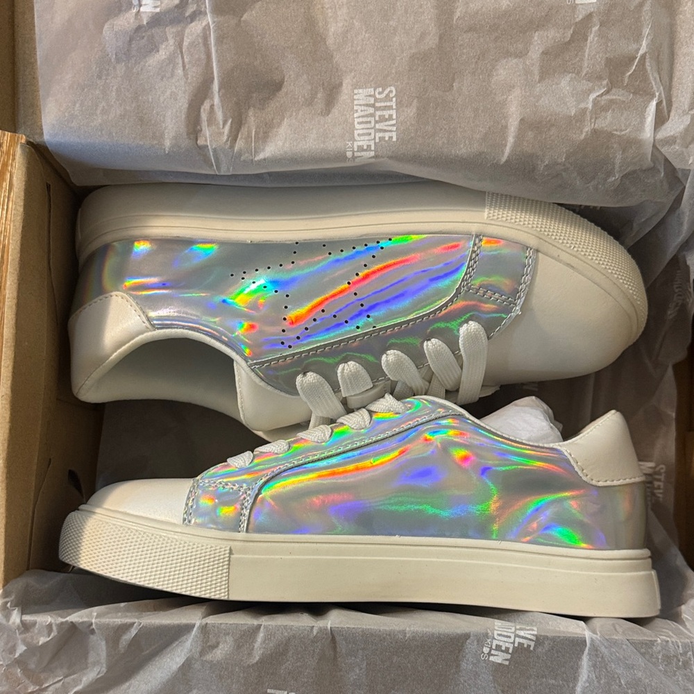 New In Box Steve Madden Girl’s Iridescent Star Sneakers Sz 2